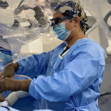 Dr. José Aldo Avellaneda durante procedimiento quirúrgico - Cirujano realizando operación