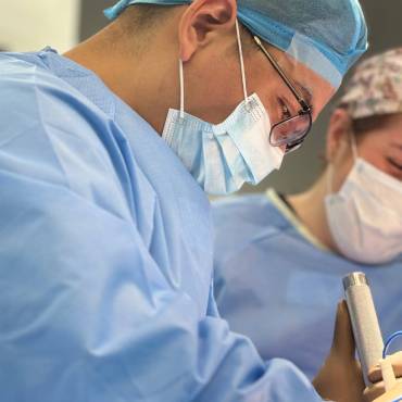 Dr. José Aldo Avellaneda en cirugía - Equipo médico en quirófano