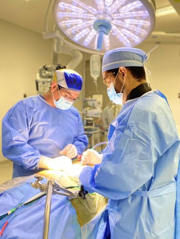 Dr. José Aldo Avellaneda durante operación - Cirugía de alta precisión