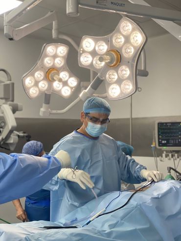 Dr. José Aldo Avellaneda realizando procedimiento quirúrgico - Especialista en acción