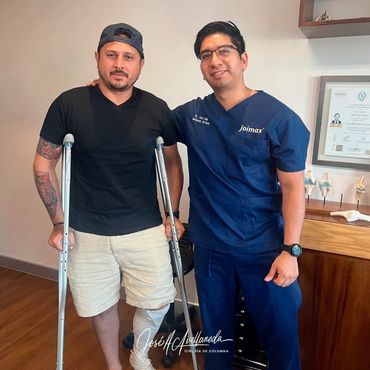 Dr. José Aldo Avellaneda con paciente satisfecho - Testimonio de éxito quirúrgico