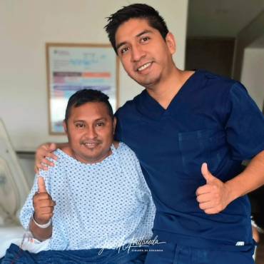 Dr. José Aldo Avellaneda con paciente - Atención médica de calidad