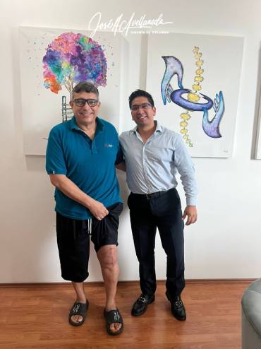 Dr. José Aldo Avellaneda con paciente satisfecho - Excelencia en cirugía